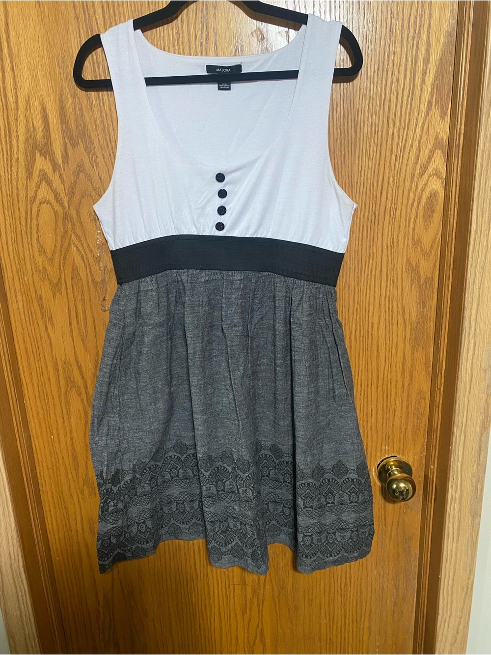 Super cute dress with elastic waist and pockets with design on bottom